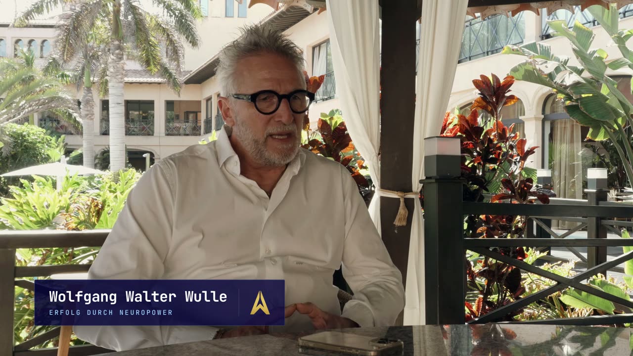 Wolfgang Walter Wulle spricht in die Kamera.